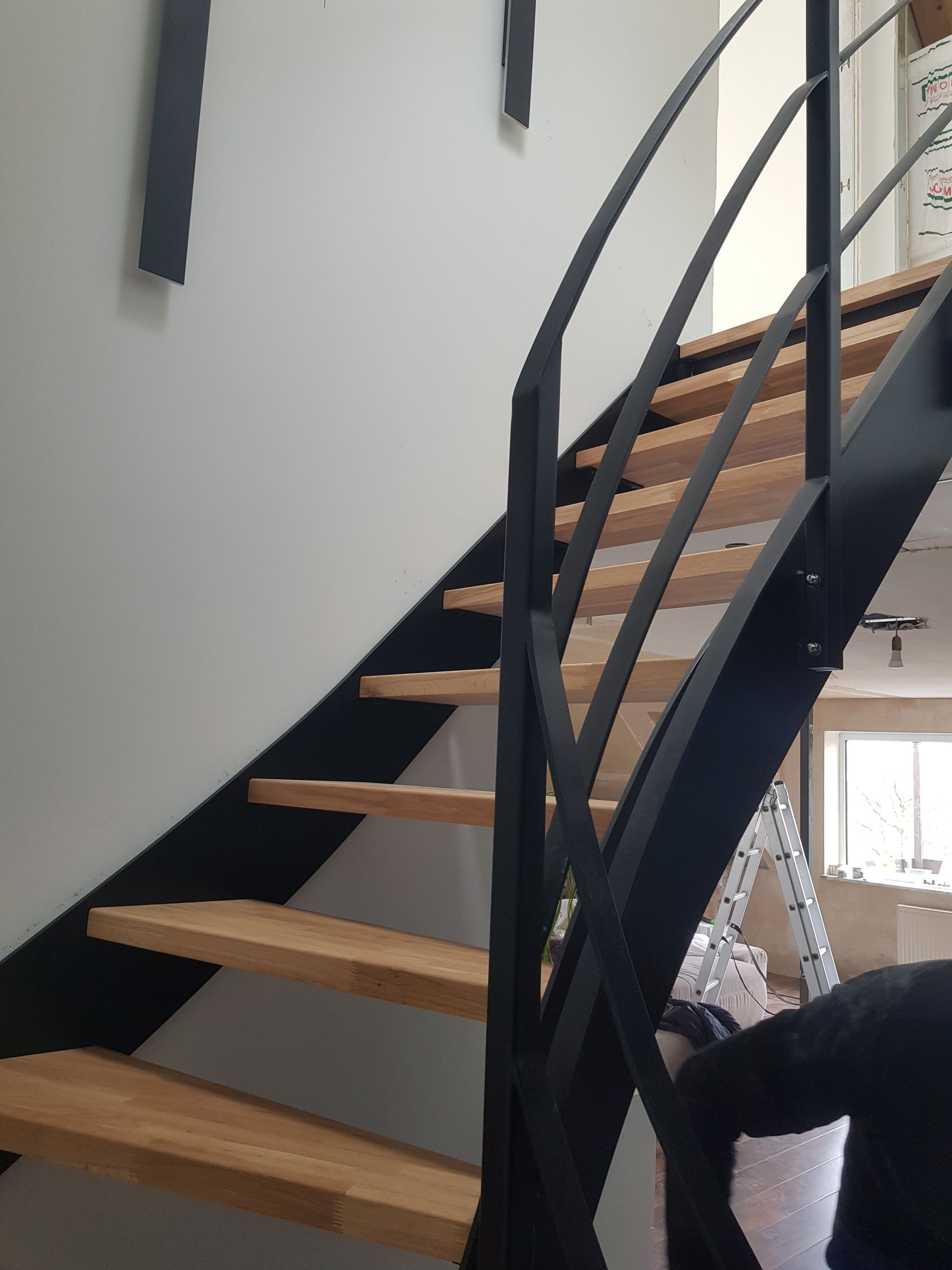 Kunstvoll gebogene Stringer mit warmen Eichenstufen